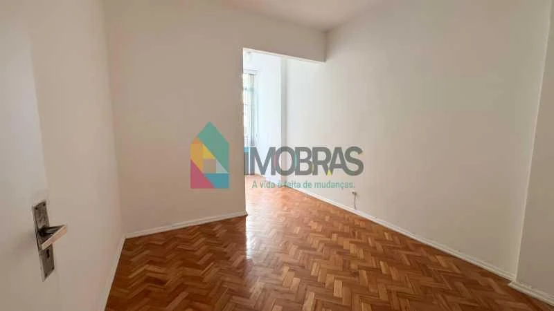 Wood or laminate floors in a 2-bedroom apartment, 65 m² — photo 12