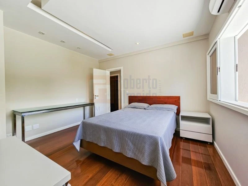 832 m² house with 6 bedrooms and an open-plan kitchen — photo 37