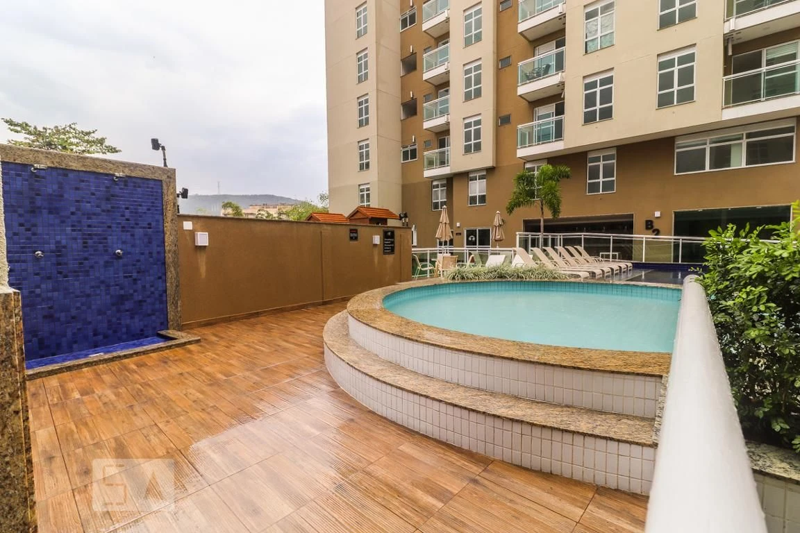 Furnished 1-bedroom apartment with a glassed balcony — photo 36