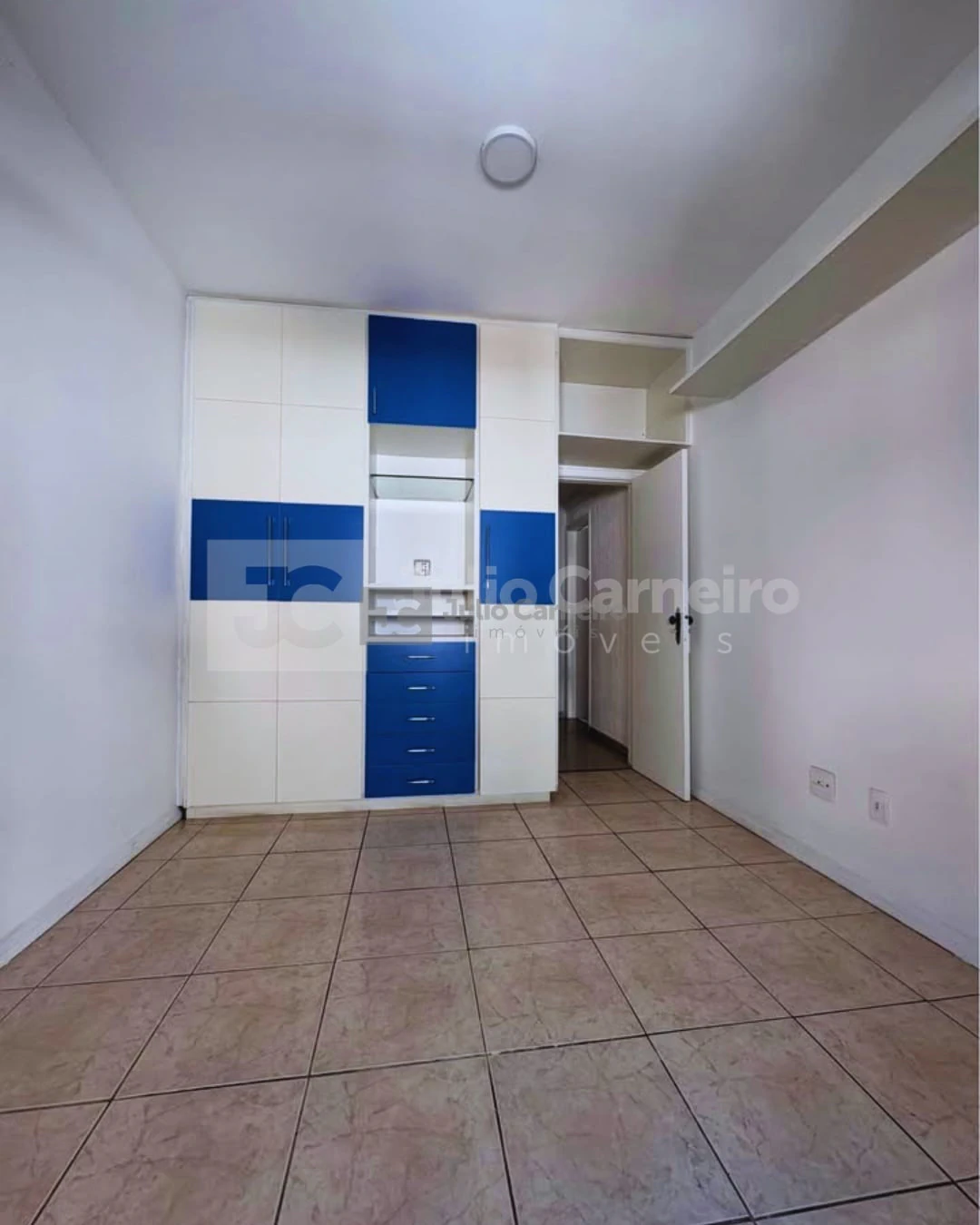 4-bedroom apartment with a bathtub — photo 13