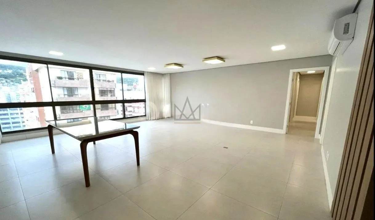 4 en-suite bedroom apartment with open kitchen and 220 m²