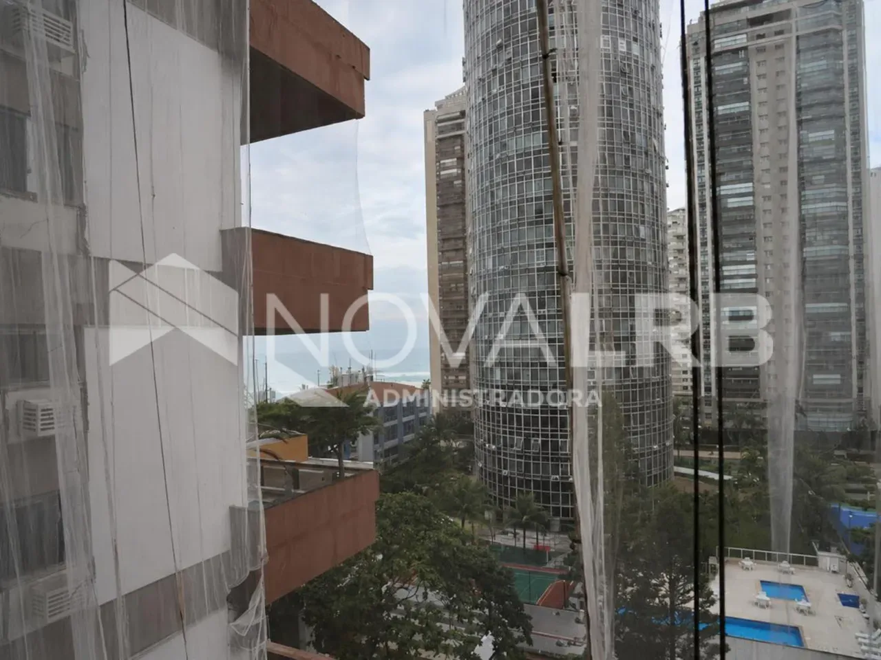 4-bedroom apartment with enclosed glass balcony — photo 41