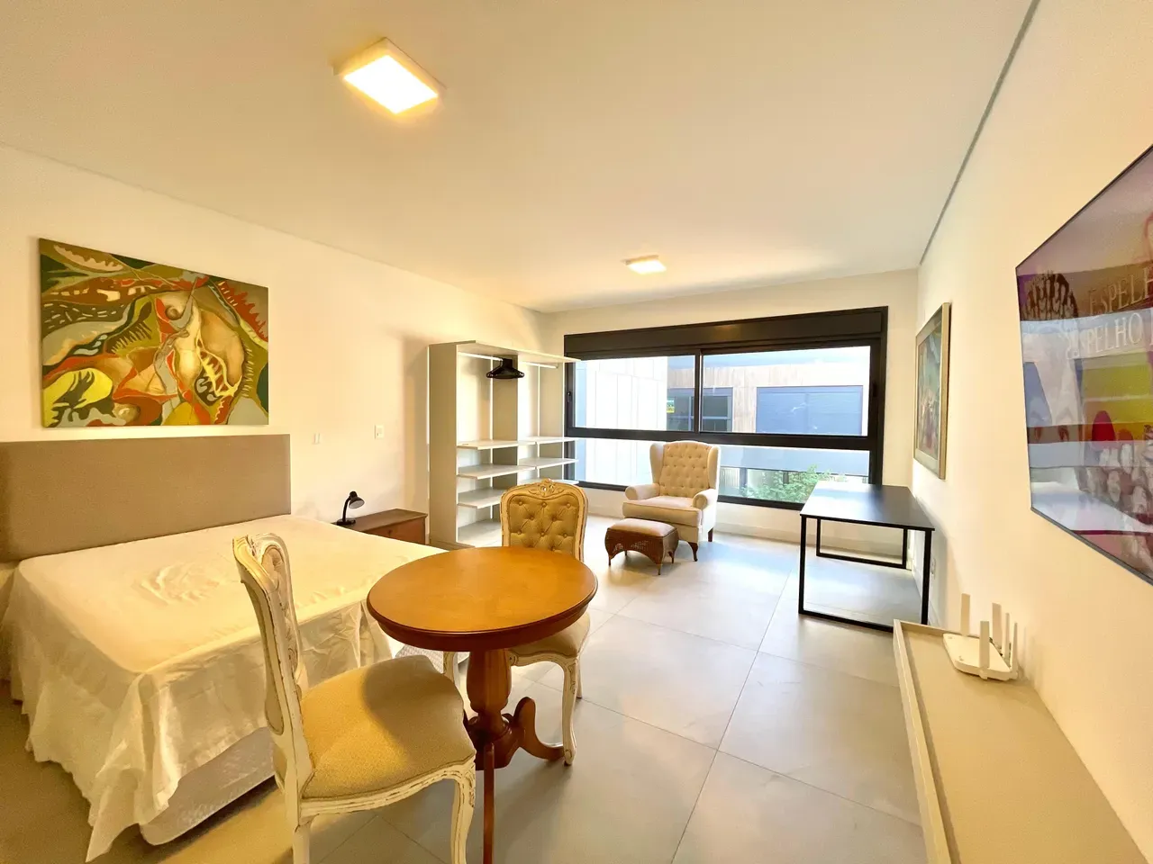 Furnished 1-bedroom apartment with an open-plan kitchen