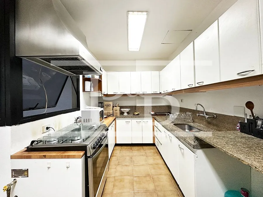 4-bedroom apartment with 250 m² and glassed-in balcony — photo 33