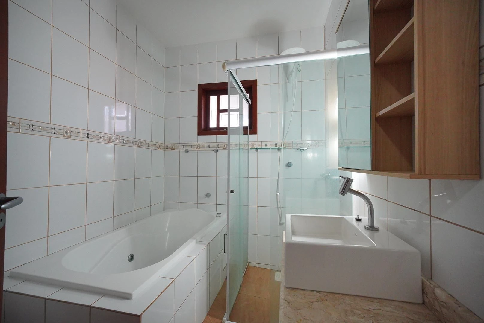 78 m² house with a jacuzzi and a bathtub — photo 6