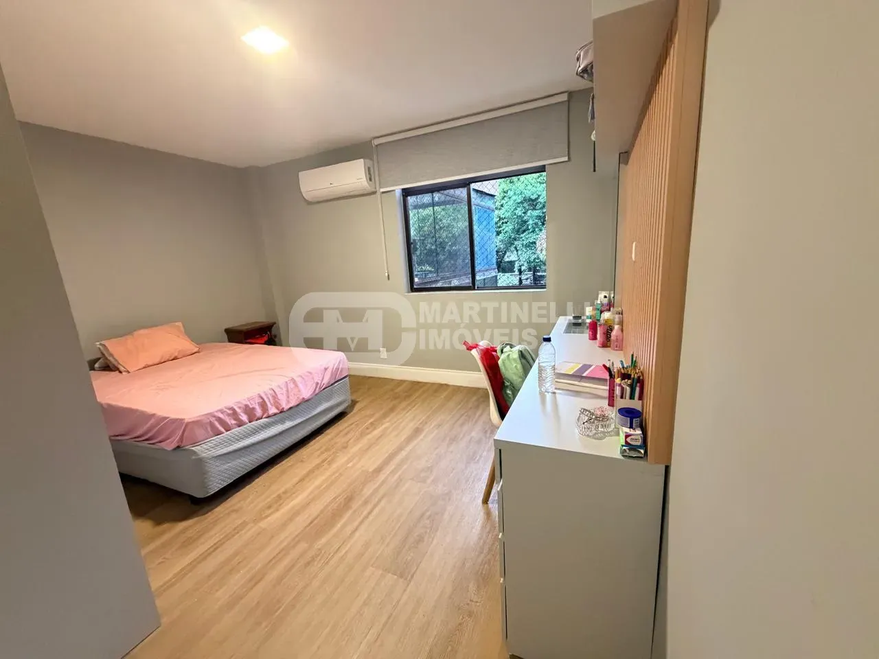 Walk-in closet in a 4-bedroom apartment, 168 m² — photo 8