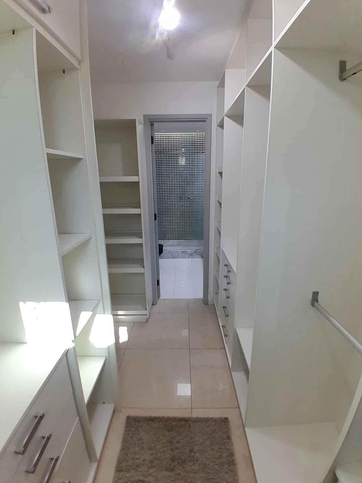 Apartment with 4 bedrooms, 3 bathrooms and built-in storage — photo 18