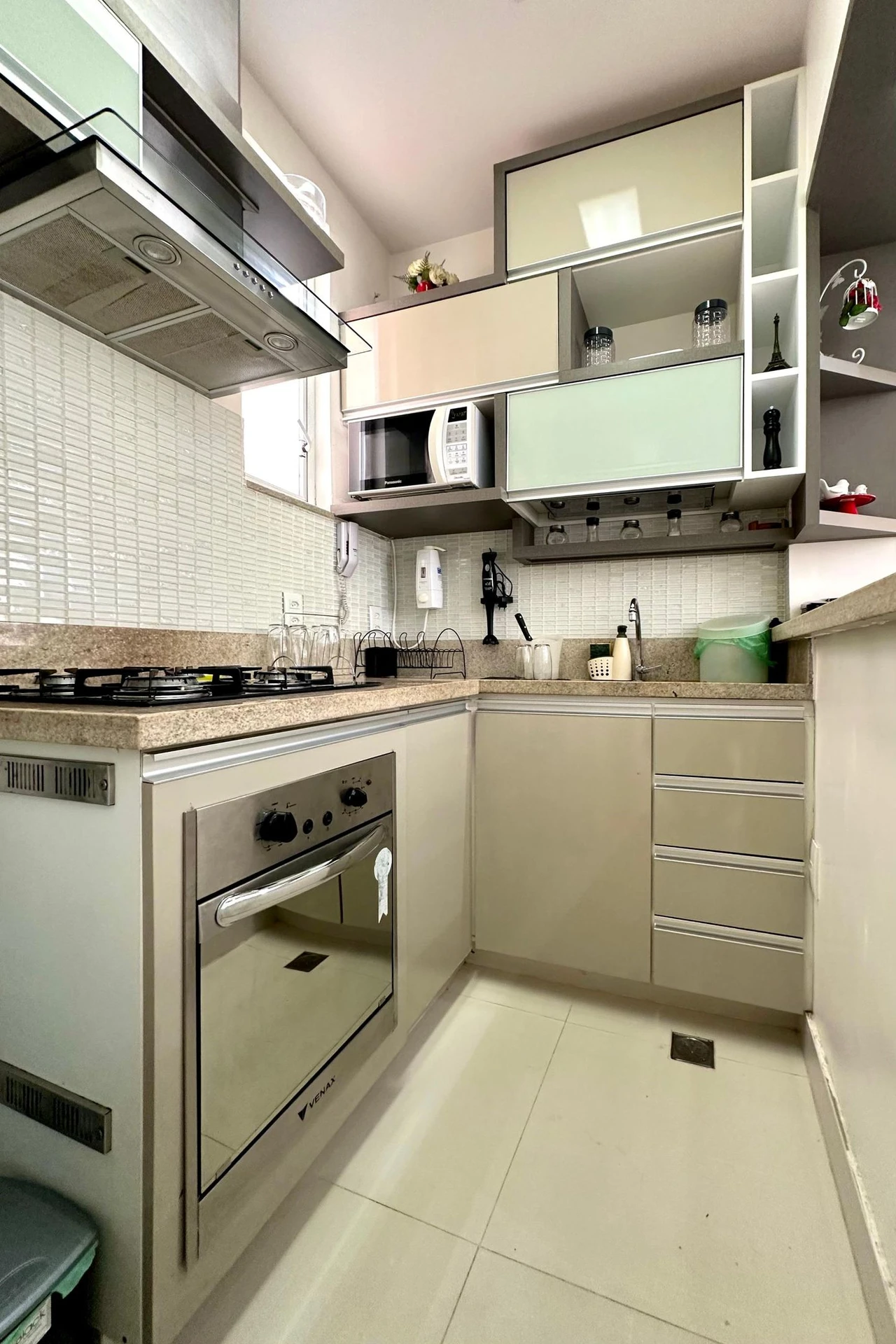 Apartamento mobiliado de 1 quarto com cozinha integrada — photo 3