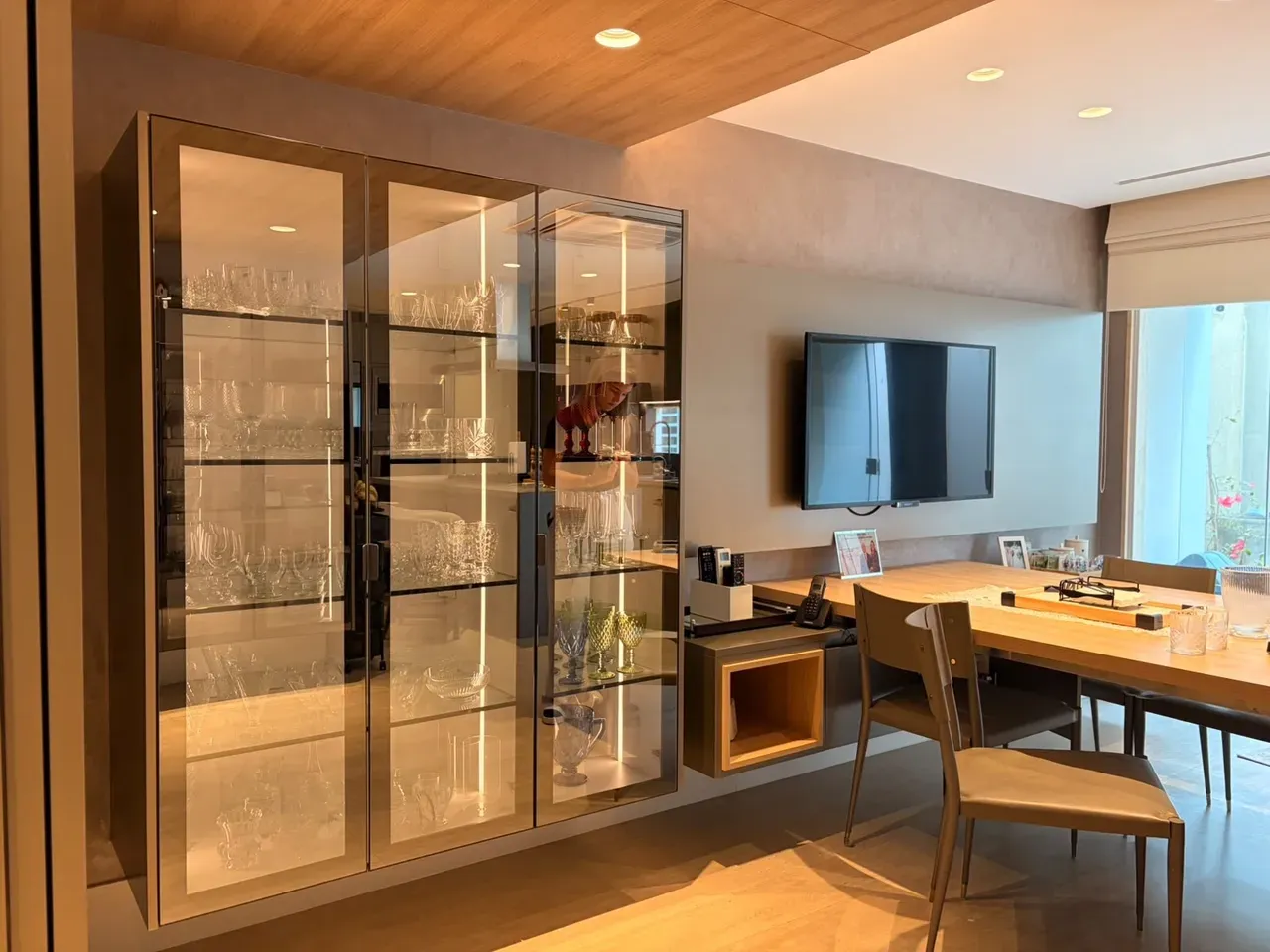 373 m² house with a home office and a grill on the balcony — photo 17