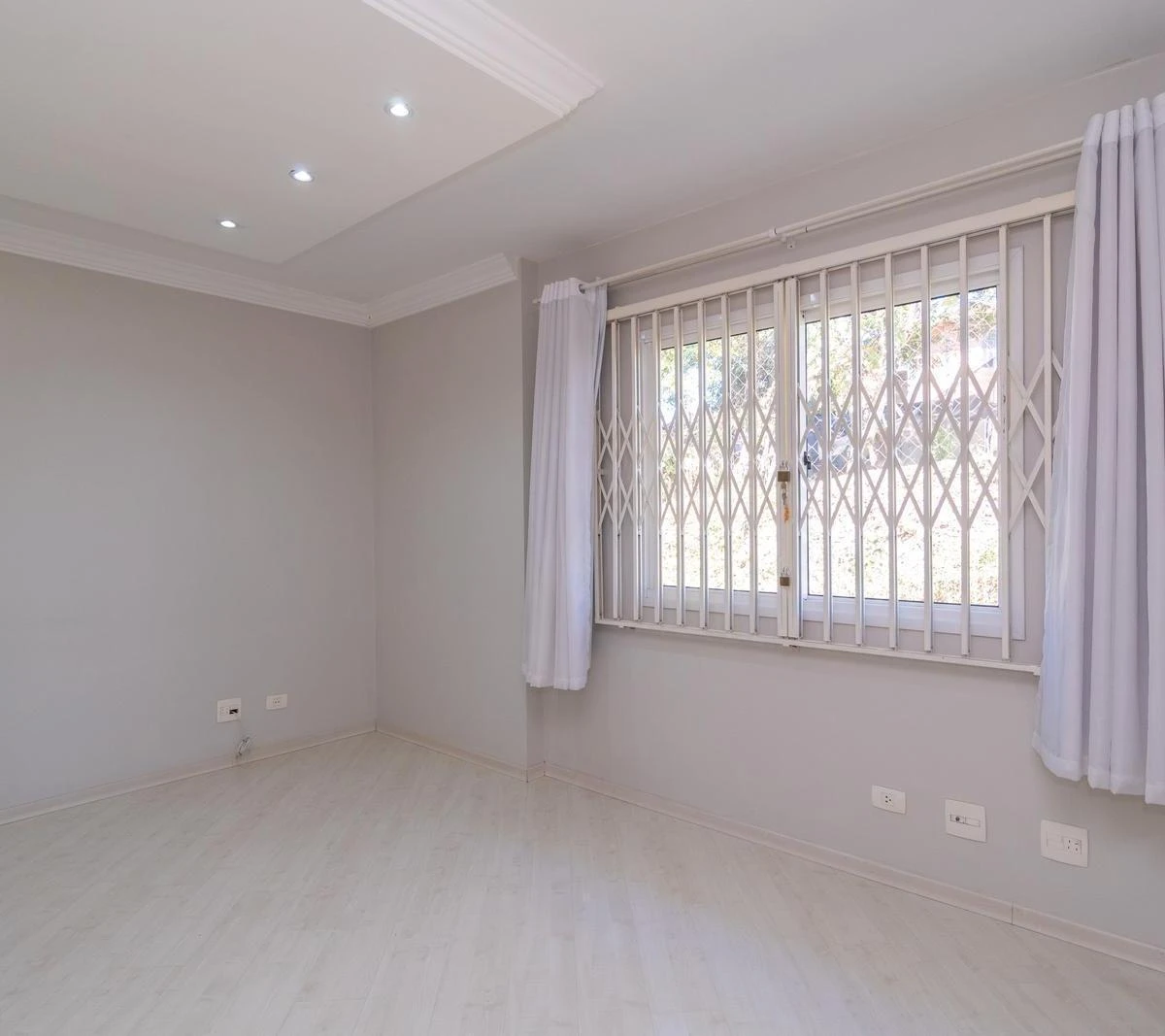 Walk-in closet in a 3-bedroom house, 140 m² — photo 3