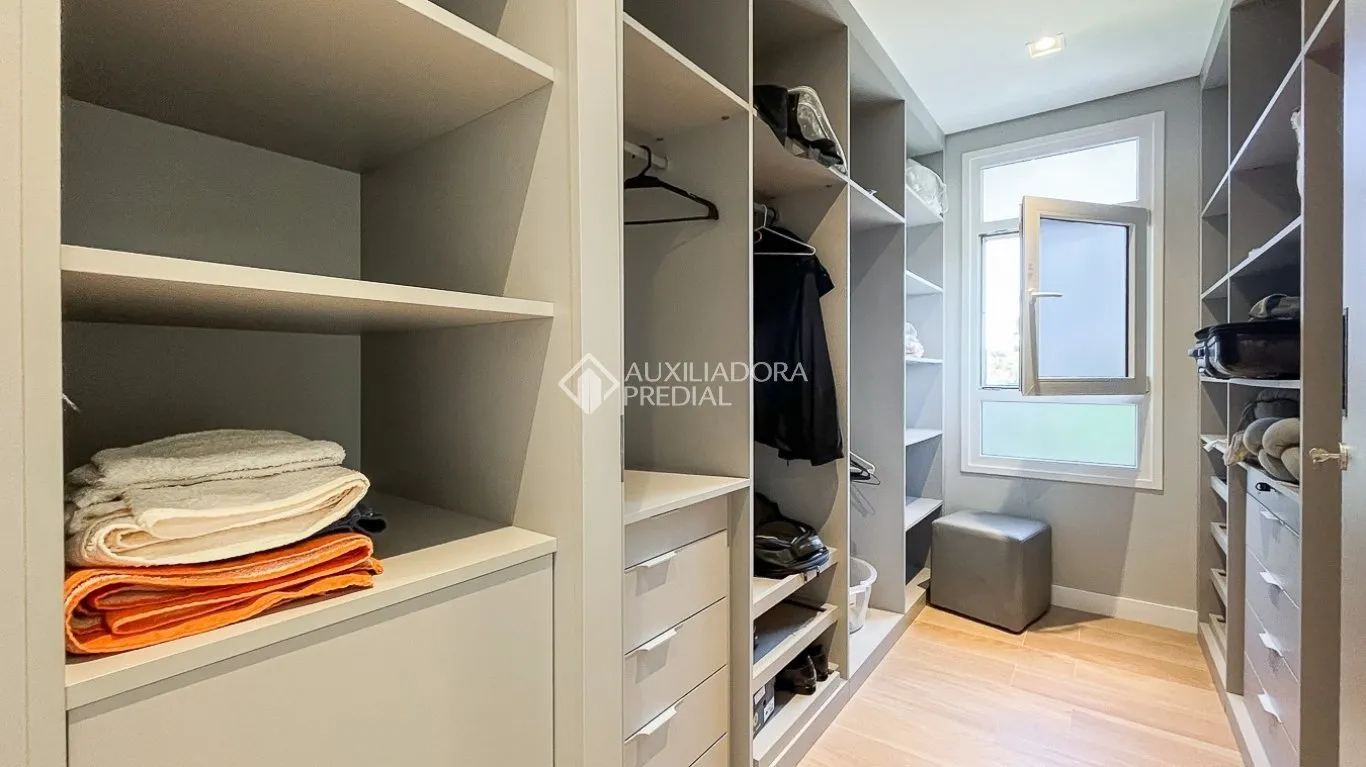 Furnished 431 m² house with 4 bedrooms and 6 bathrooms — photo 32