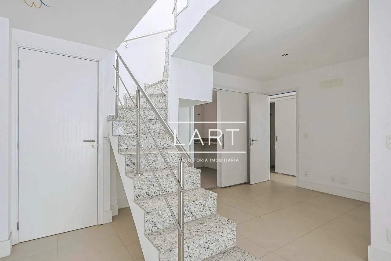 Top-floor apartment with 3 bedrooms and 2 bathrooms — photo 19