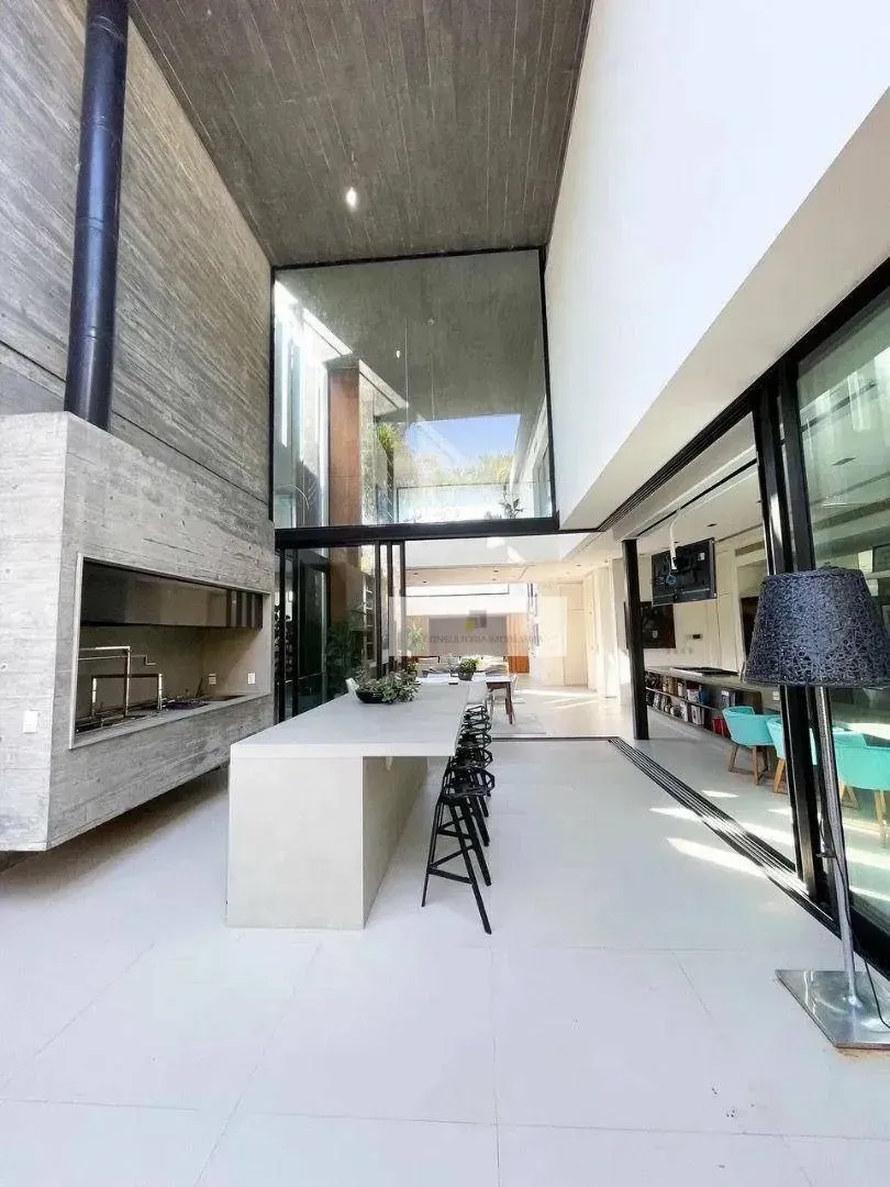 Furnished house with 5 en-suite bedrooms and 8 baths