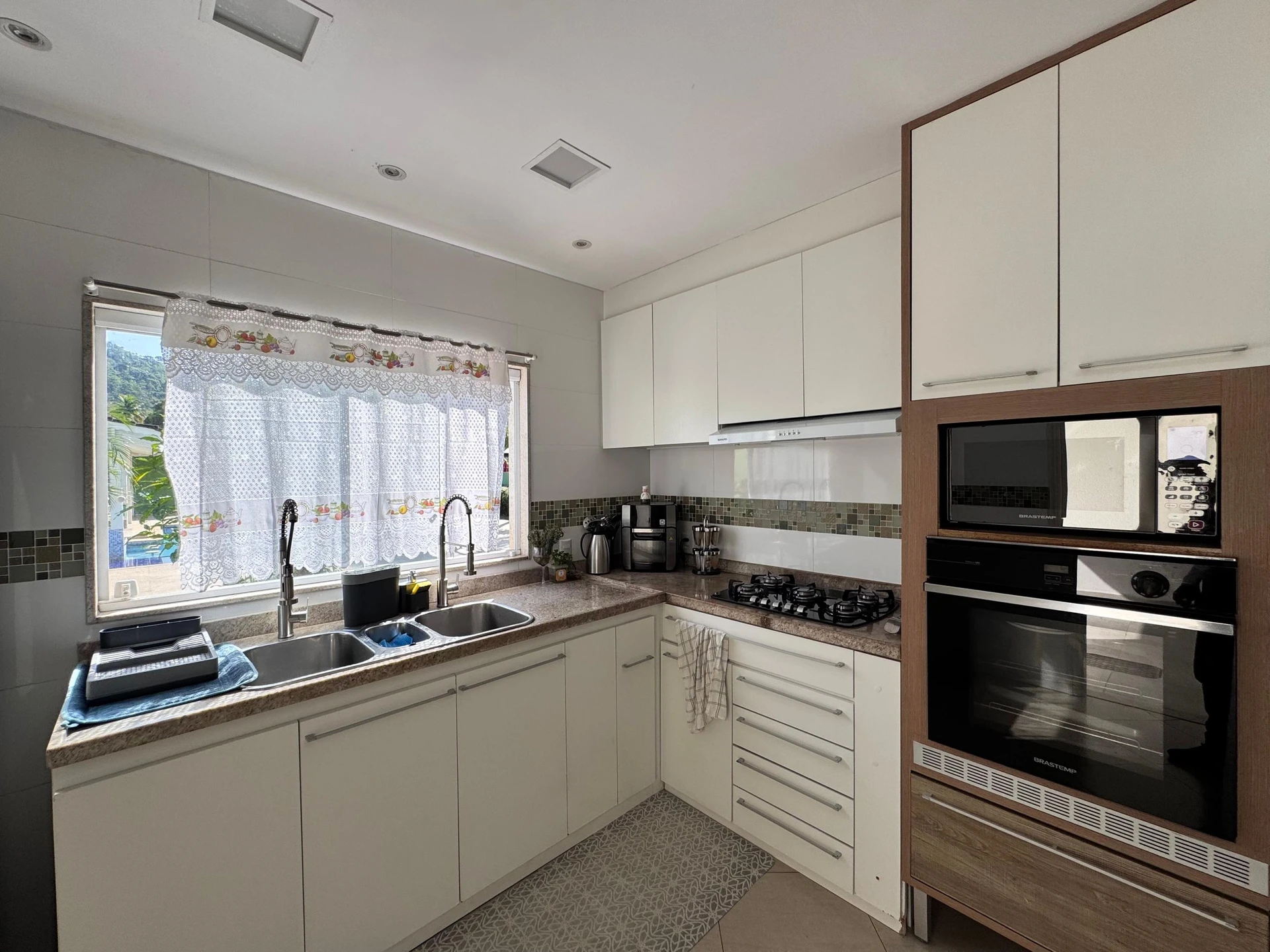 Furnished house with 4 en-suites and 6 bathrooms — photo 32