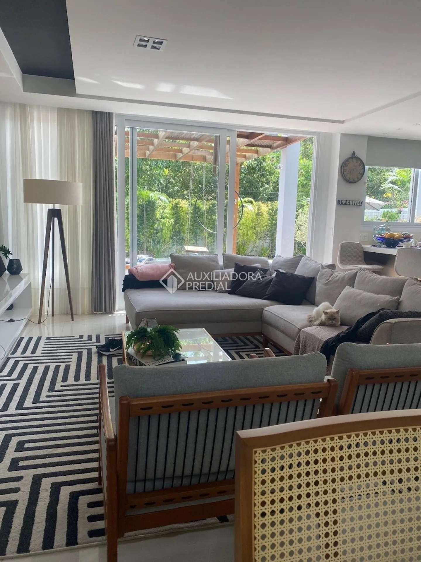 Furnished 250 m² house with 3 bedrooms and 5 bathrooms — photo 4