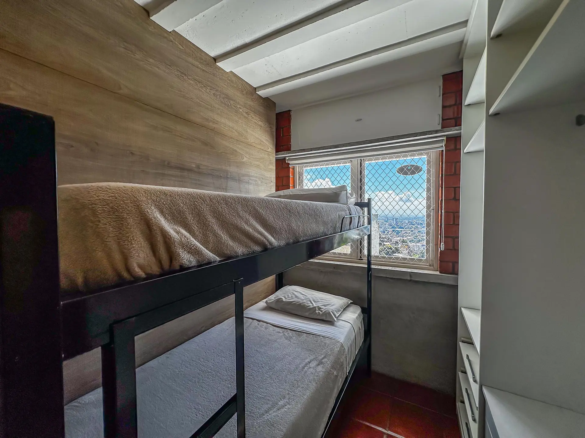 Floor-to-ceiling windows in a 4-bedroom house, 400 m² — photo 23