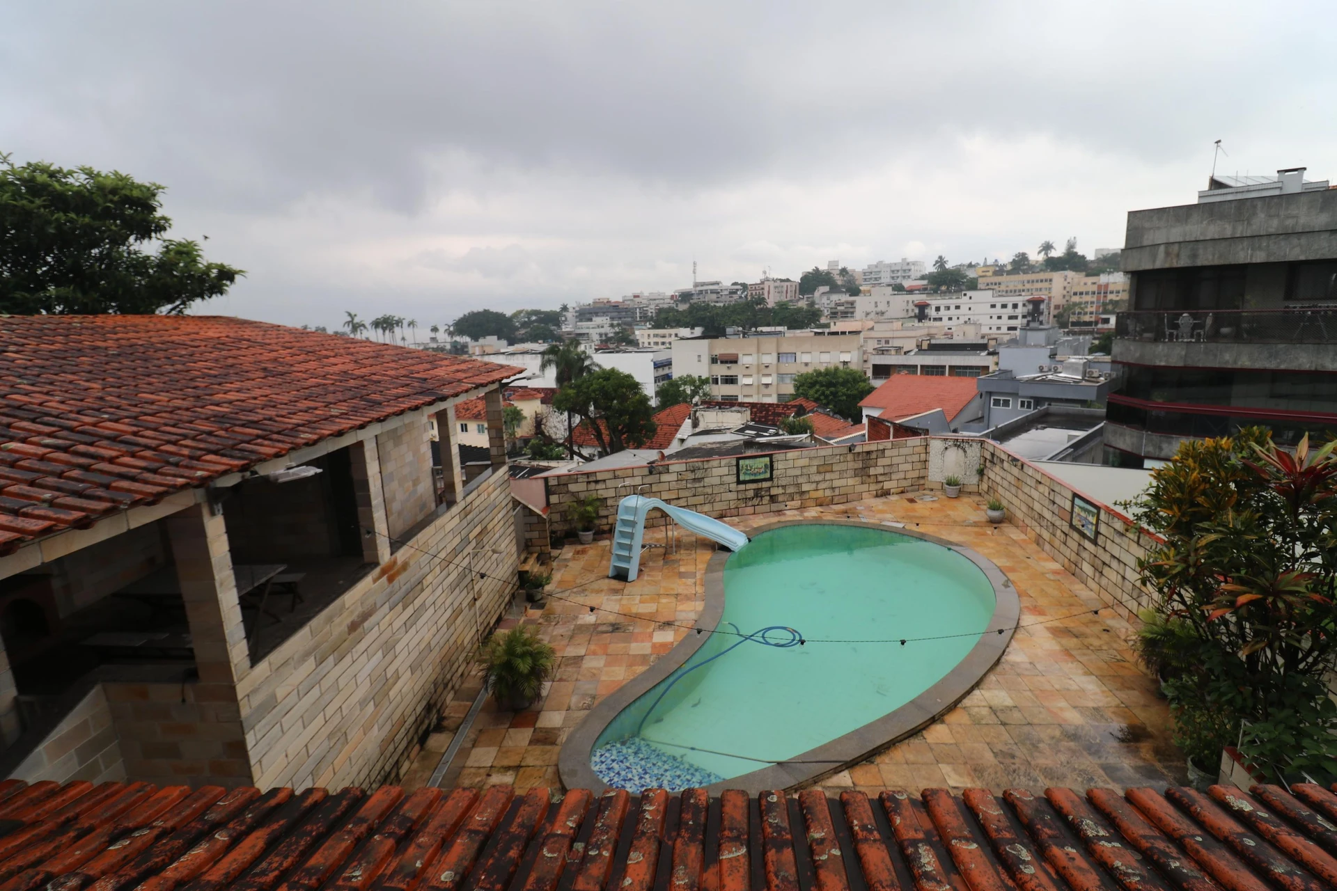 10-bedroom house with a bathtub in Rio de Janeiro — photo 55