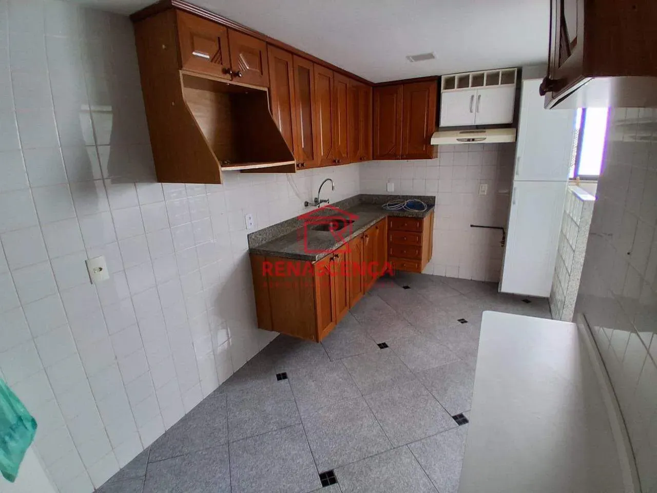 Apartamento sem mobília com 3 quartos, piso de madeira — photo 26