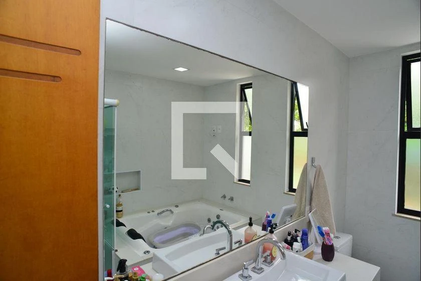 6-bedroom house with a bathtub — photo 10