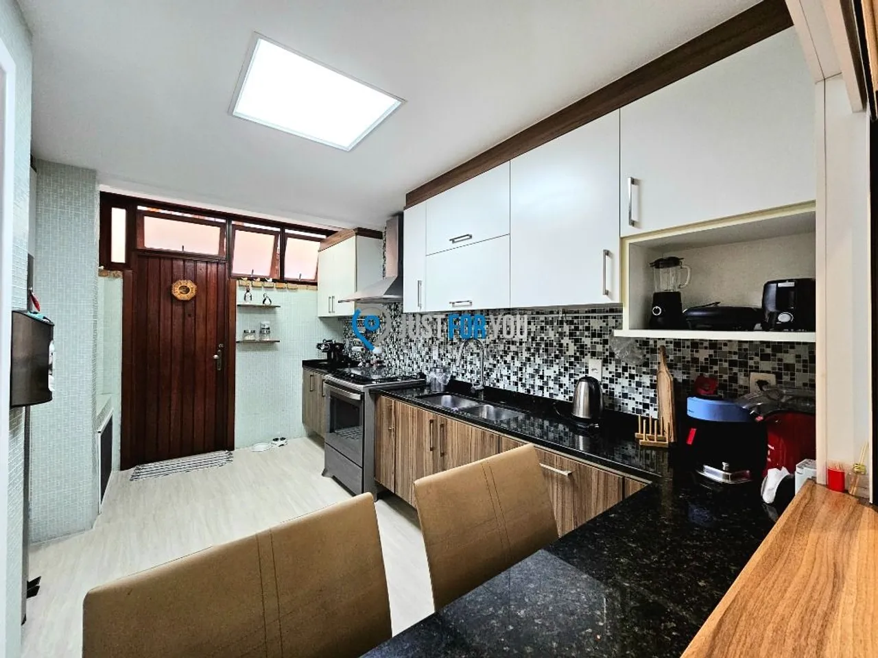 Furnished house with 4 bedrooms and 5 bathrooms — photo 4