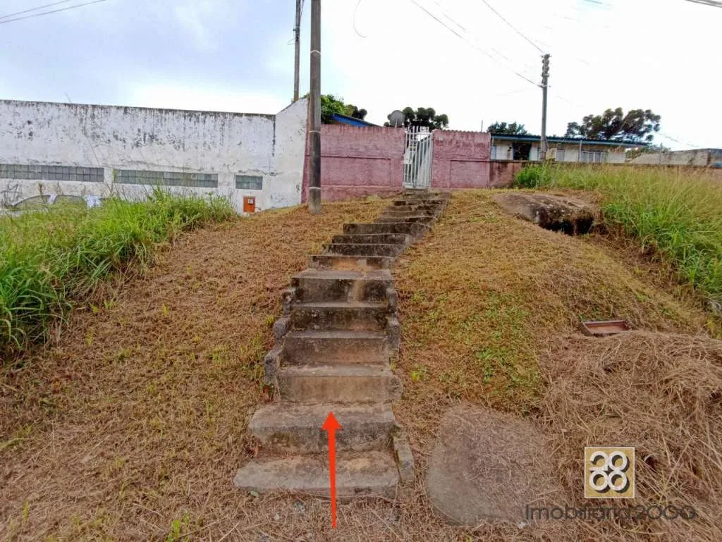 One-bedroom house with wood or laminate floors in Curitiba — photo 14