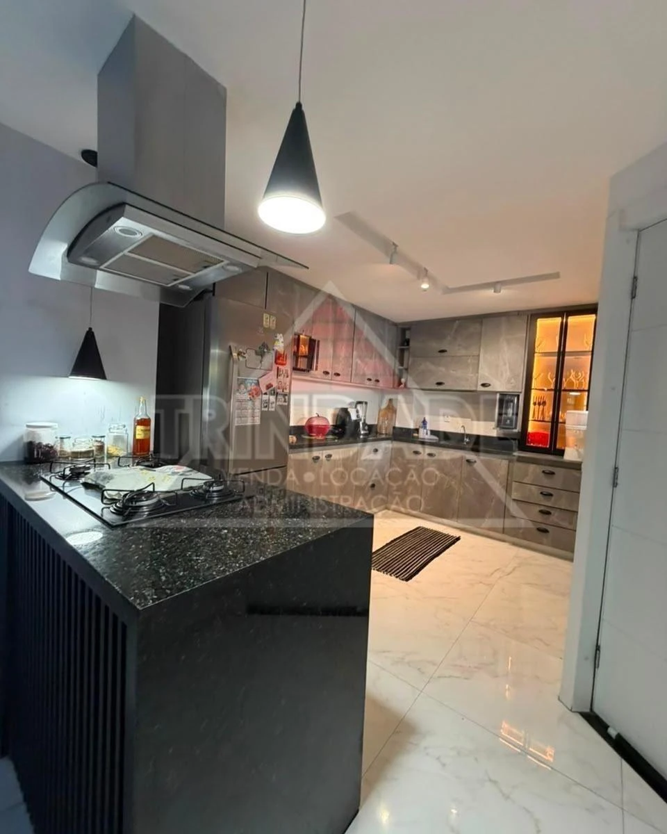 Casa com cozinha integrada a fogão a gás e coifa — photo 16