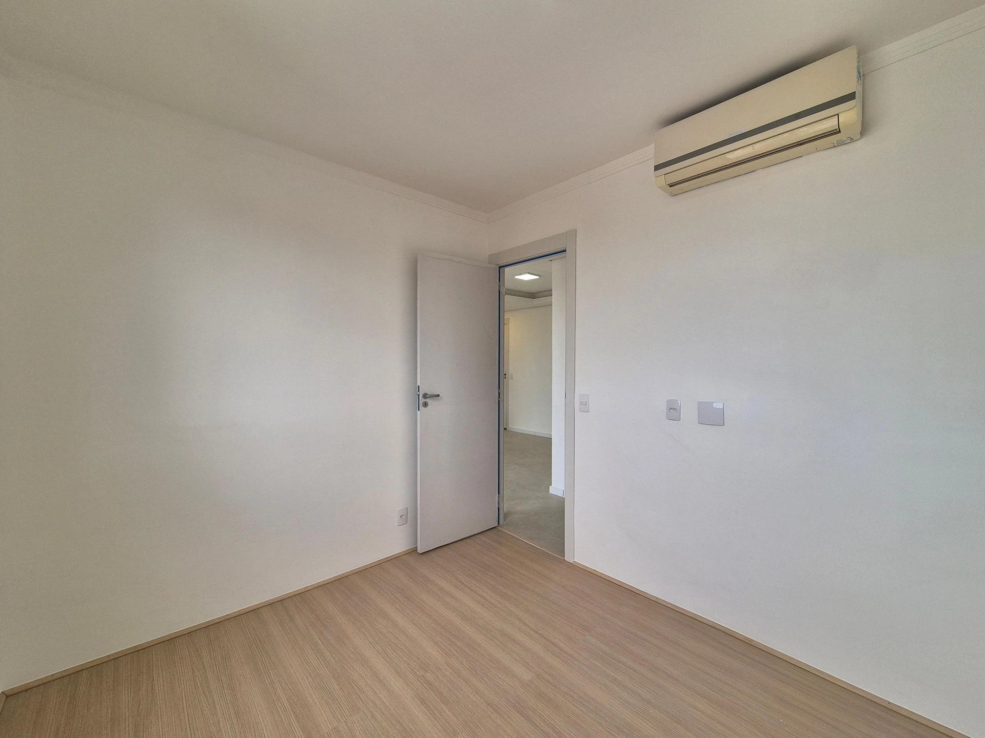 2-bedroom apartment in a building with a gym — photo 18