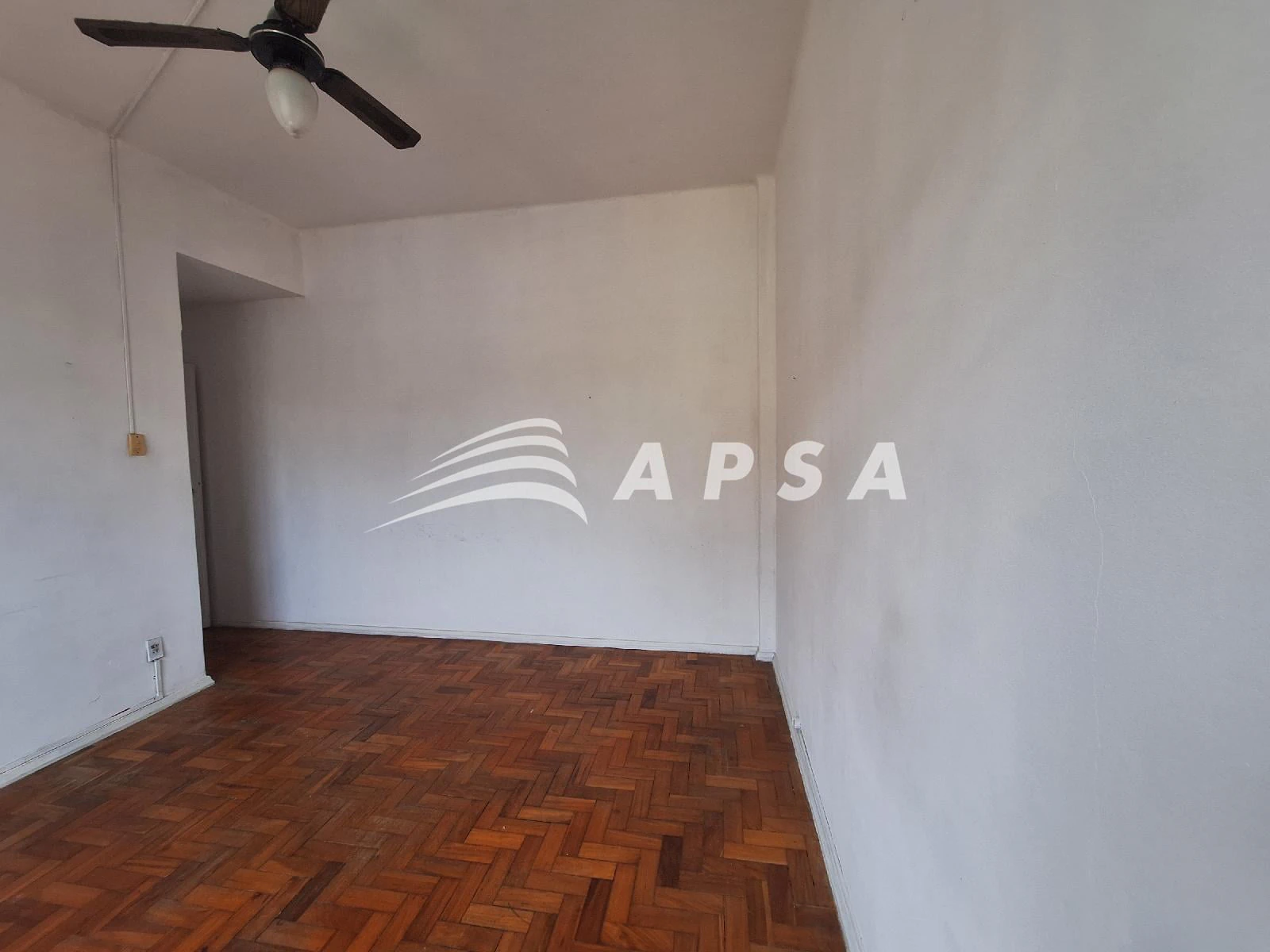Wood or laminate floors in a one-bedroom apartment, 47 m² — photo 4