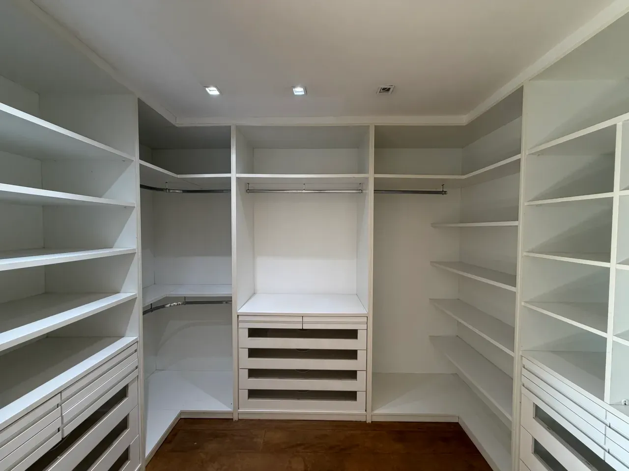 Furnished 3-bedroom apartment with open-plan kitchen — photo 28