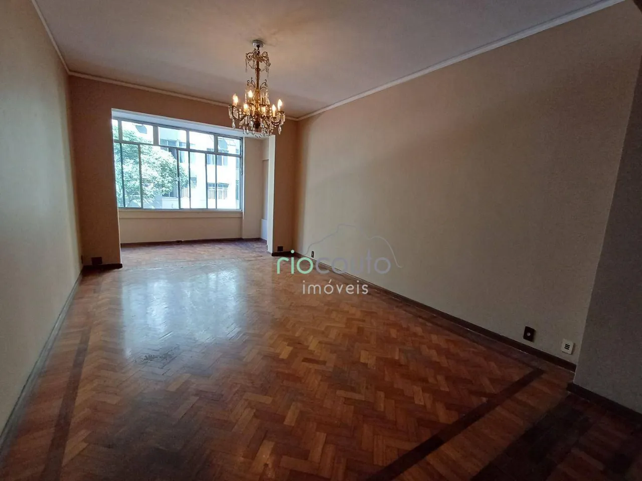 Apartamento com 3 dormitórios e piso de madeira — photo 4