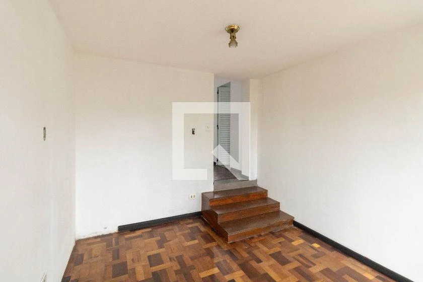 3-bedroom house with wood or laminate floors in Curitiba — photo 34