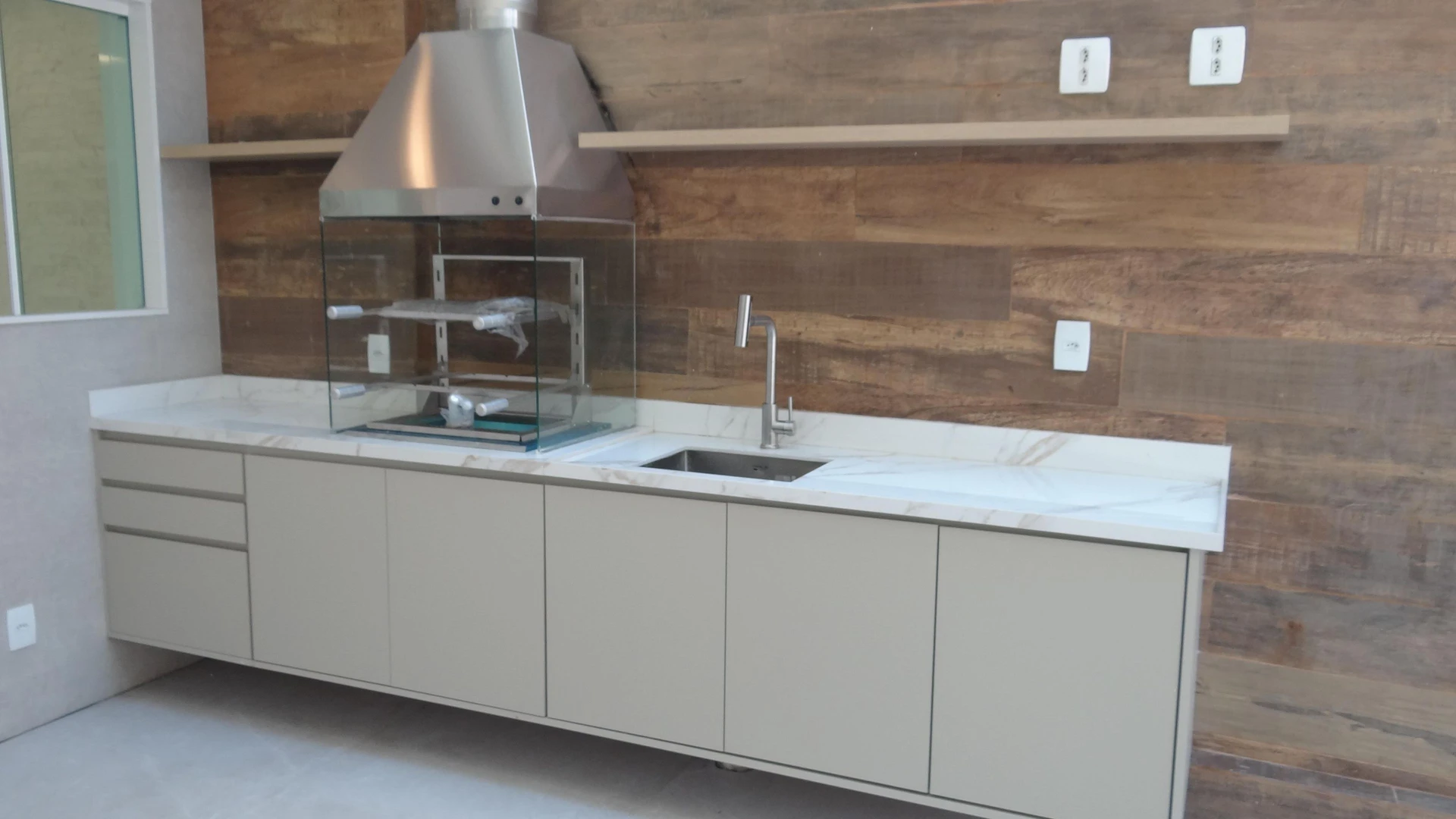 Casa de 384 m² com janelas do piso ao teto e varanda gourmet — photo 18