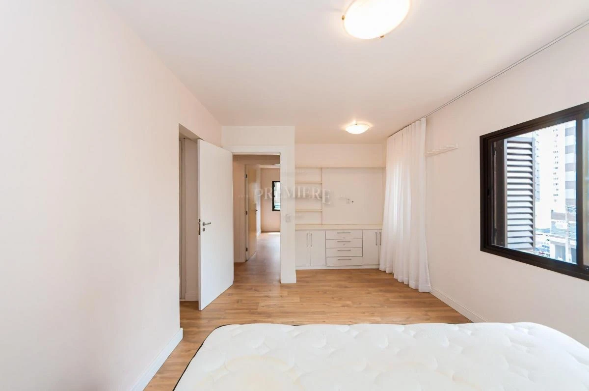 3-bedroom apartment with a bathtub in Curitiba — photo 24