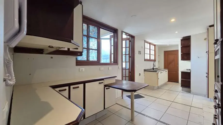 190 m² apartment with 4 bedrooms and 4 bathrooms — photo 34