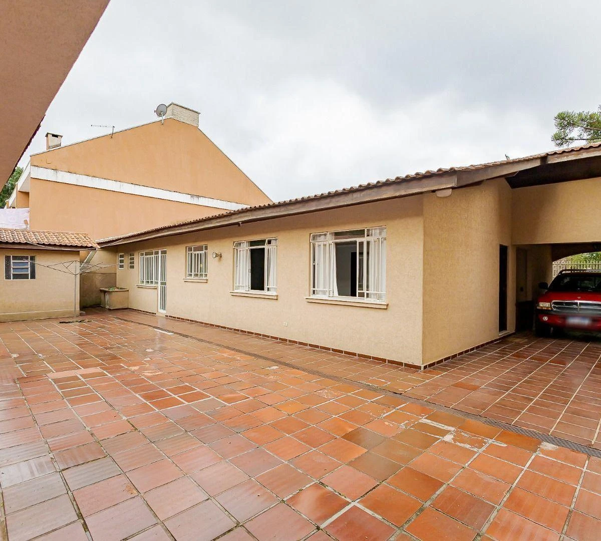 House with 4 bedrooms and 5 parking spaces — photo 10