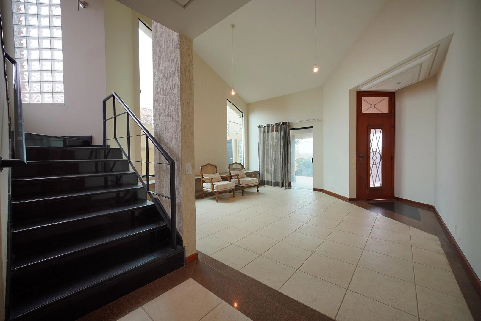 407 m² house with a washing machine and a bathtub — photo 28