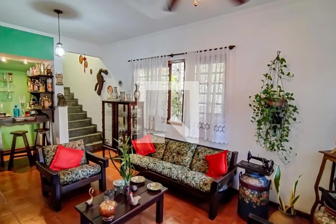 Casa mobiliada com 4 quartos e jardim privativo