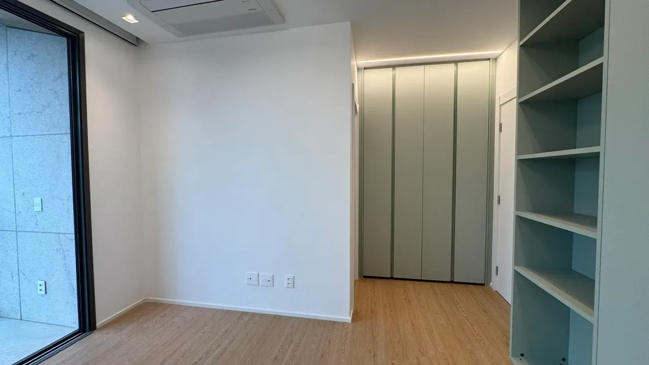 Apartment with 4 bedrooms, 5 bathrooms and enclosed balcony — photo 26