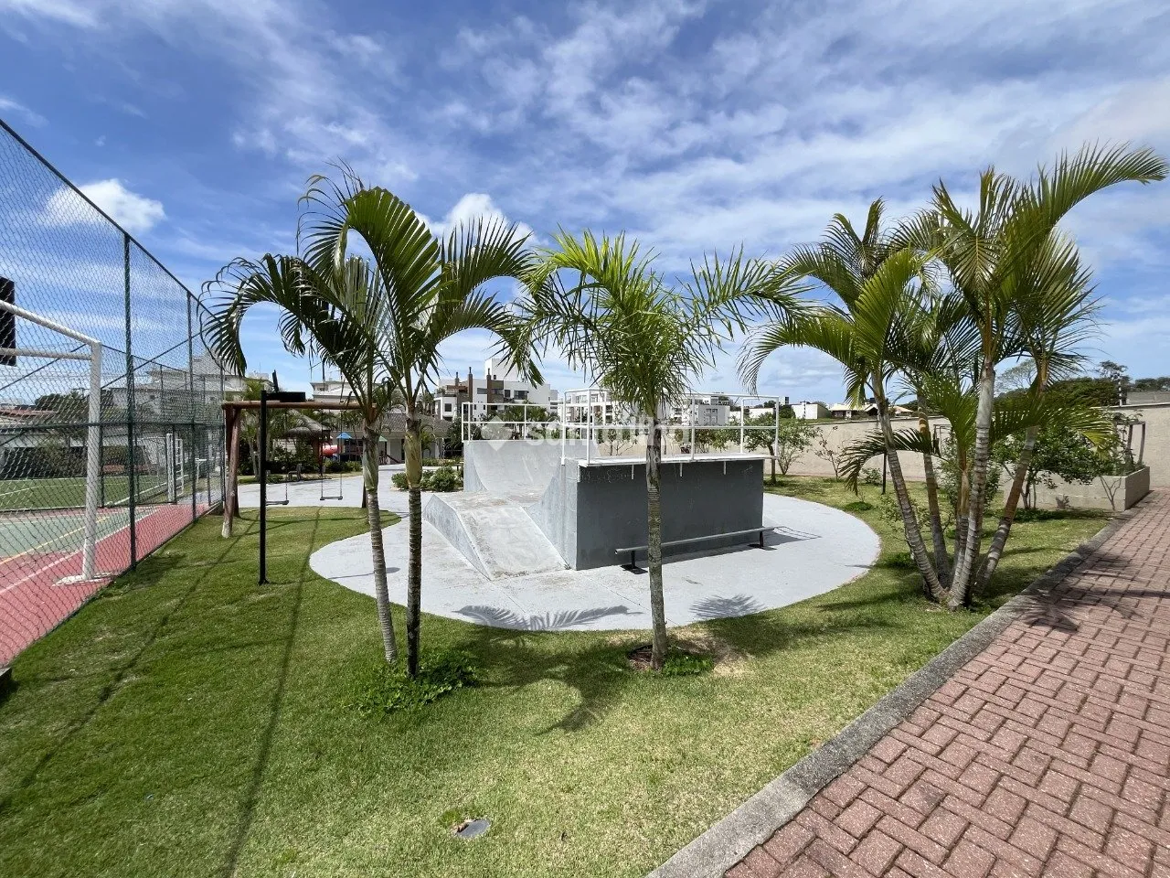 Balcony with a grill in a 2-bedroom apartment, 128 m² — photo 31