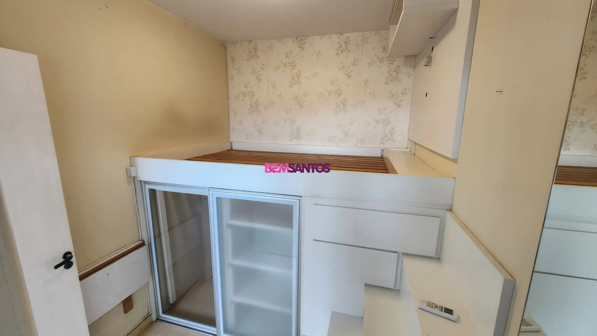 Furnished 4-bedroom apartment with a balcony — photo 23