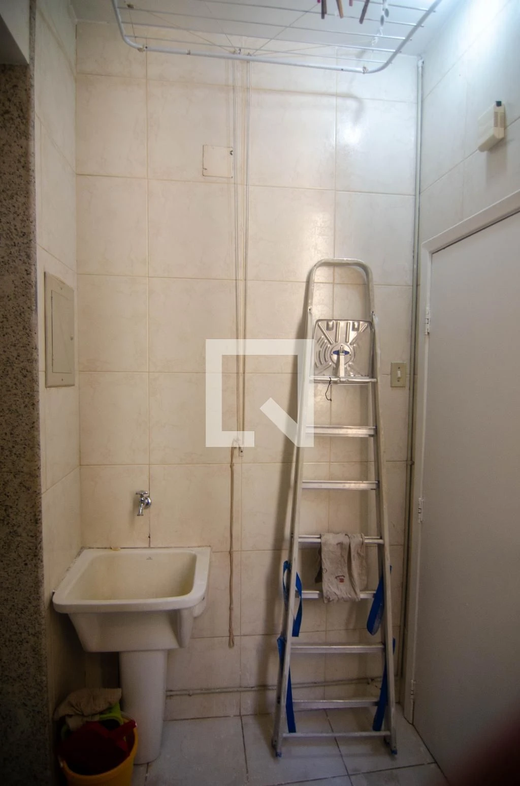 Квартира з 3 спальнями та дерев'яною підлогою або ламінатом — photo 33