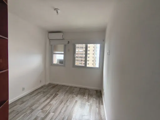 4-bedroom apartment with enclosed balcony — photo 25