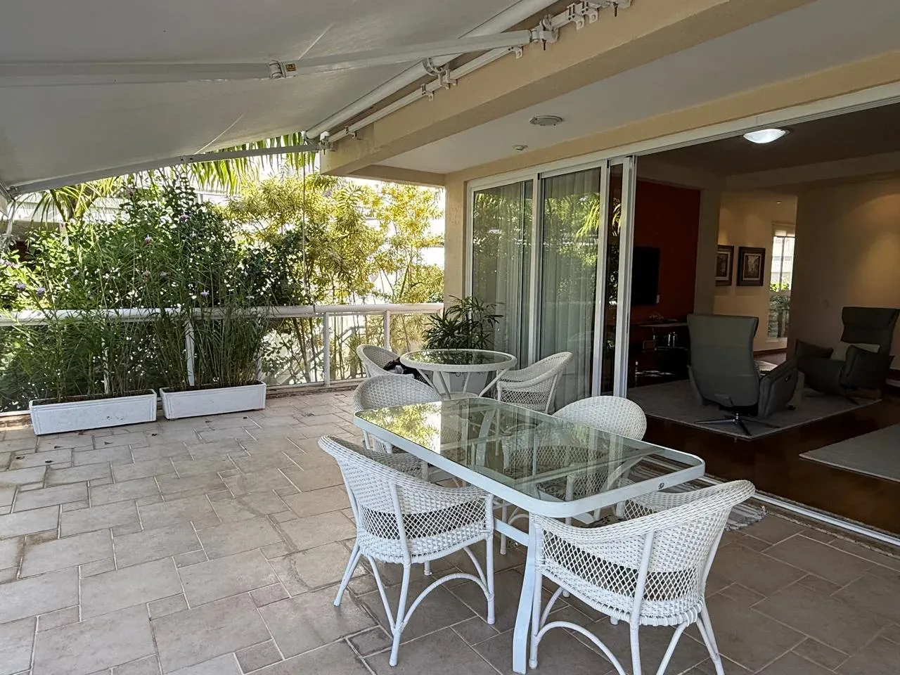 Furnished 470 m² house with 4 en-suite bedrooms and pool — photo 32