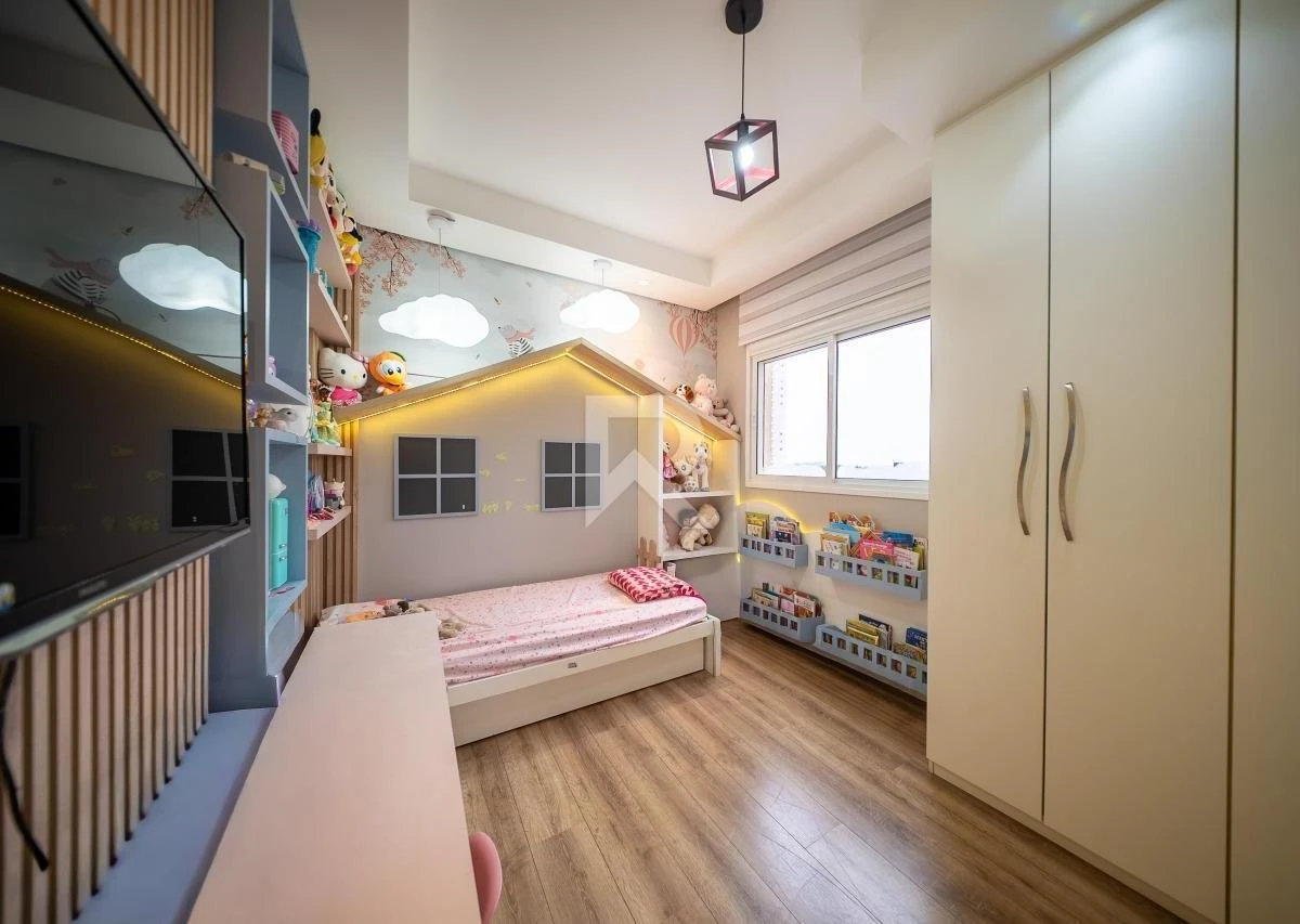 Glass-enclosed balcony in a 3-bedroom apartment, 166 m² — photo 4