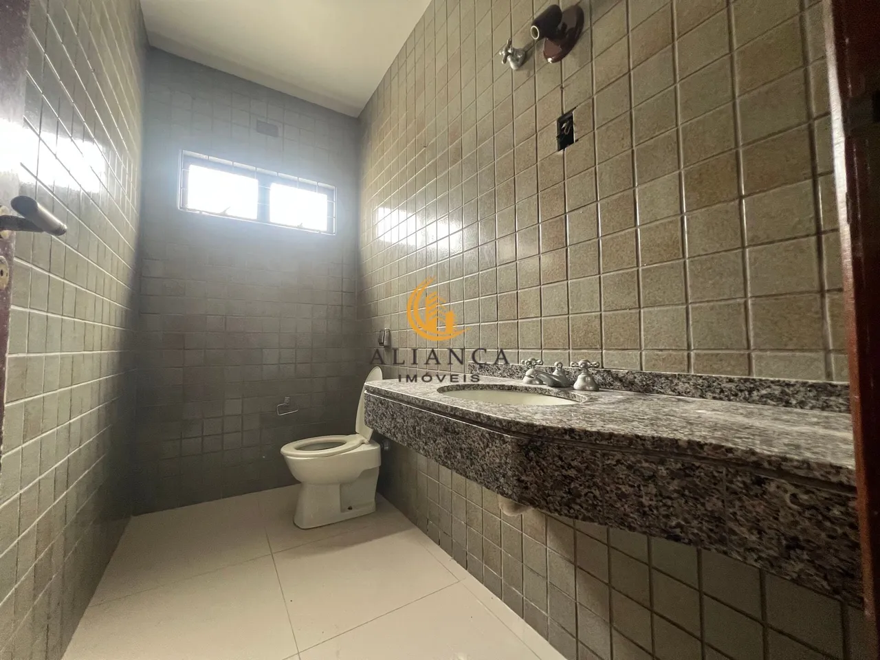 5-bedroom house with a bathtub in Florianópolis — photo 8