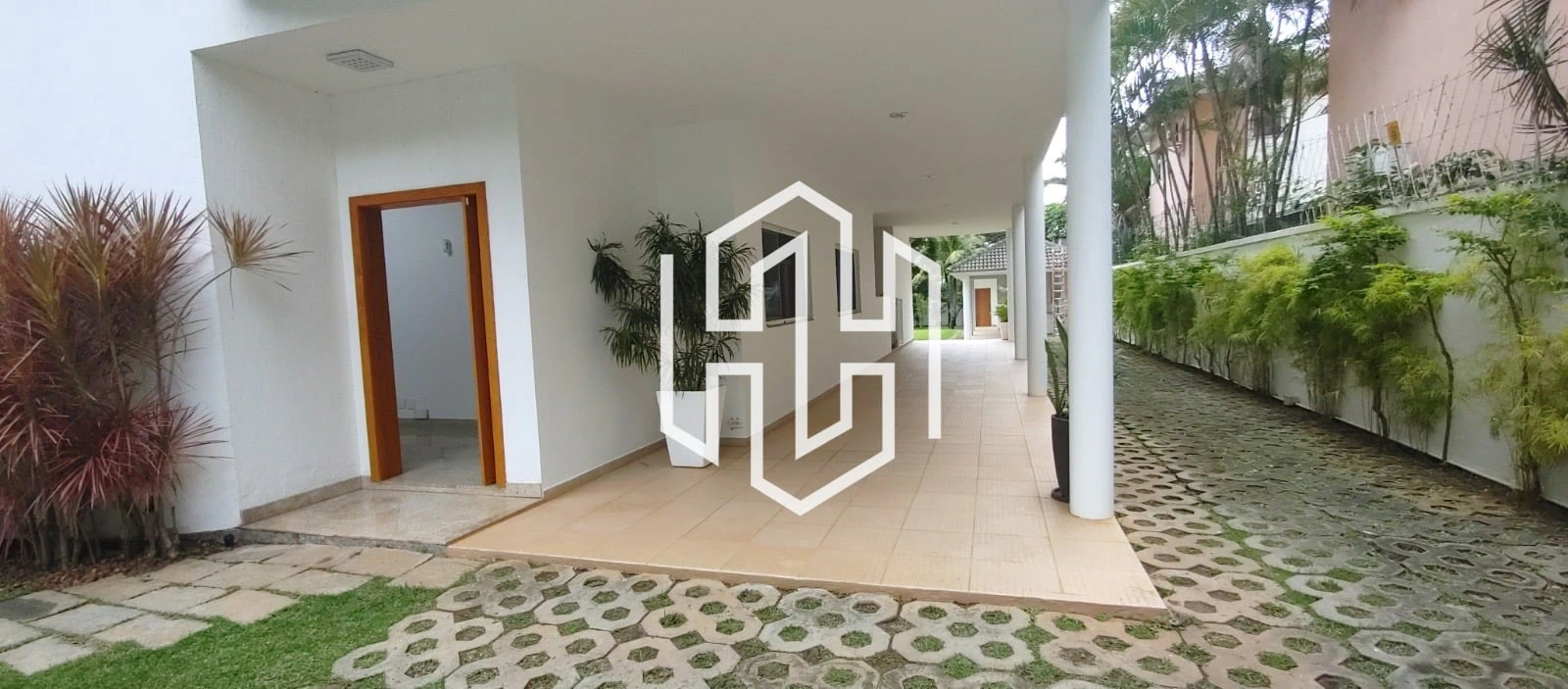 1500 m² house with floor-to-ceiling windows and a bathtub — photo 15