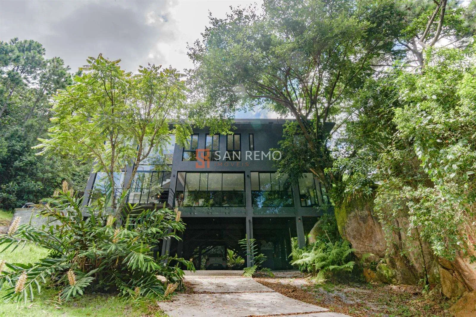 Casa de 890 m² com 5 quartos e 4 suítes e 4 vagas