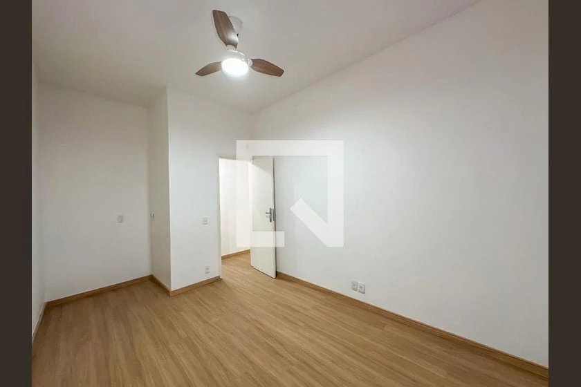 Apartamento de 2 quartos com piso de madeira ou laminado — photo 28