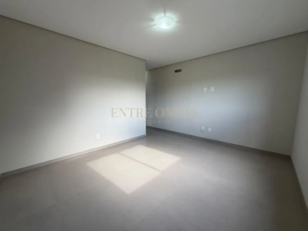 3-bedroom house, 1 with its own bathroom, 202 m² — photo 32