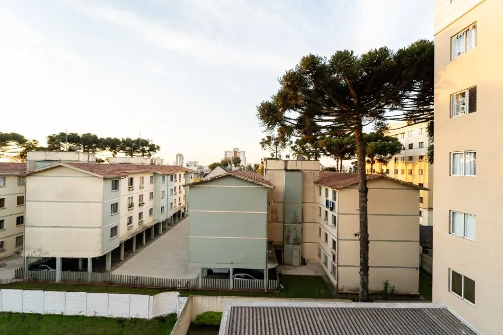 Balcony with a grill in a 2-bedroom apartment, 59 m² — photo 23